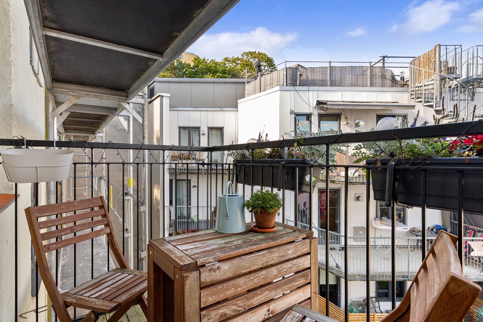 Fra kjøkkenet er det utgang til en herlig balkong på ca. 4 kvm, oppført i 2022. Galleribilde