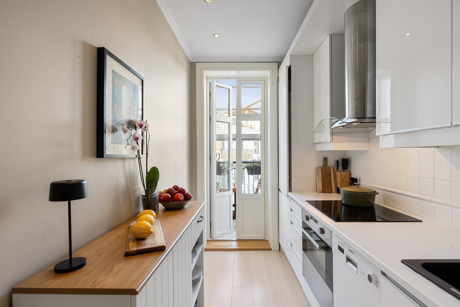 Moderne, separat kjøkken med rikelig skap- og benkeplass, opplyst av downlights i himlingen som gir en stilren og funksjonell atmosfære. Galleribilde