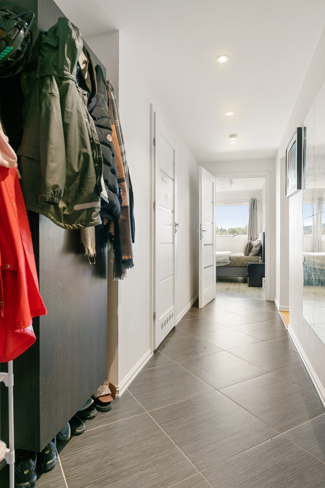 Gangen leder videre innover i leiligheten og forbinder soverommene med oppholdsrommene. Galleribilde