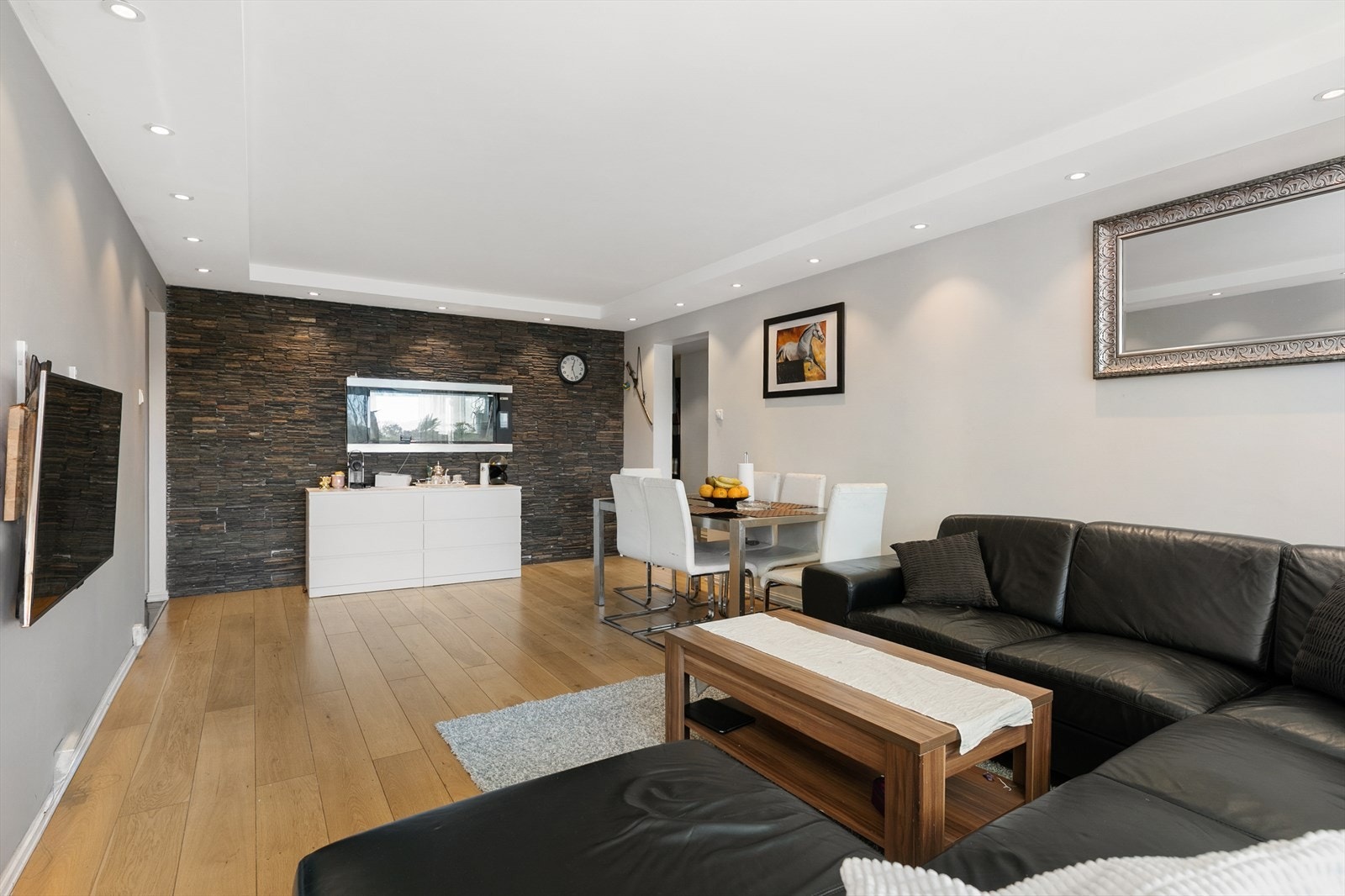 Stuen har enstavs parkett på gulvet og god plass til både sittegruppe og spisebord. Galleribilde