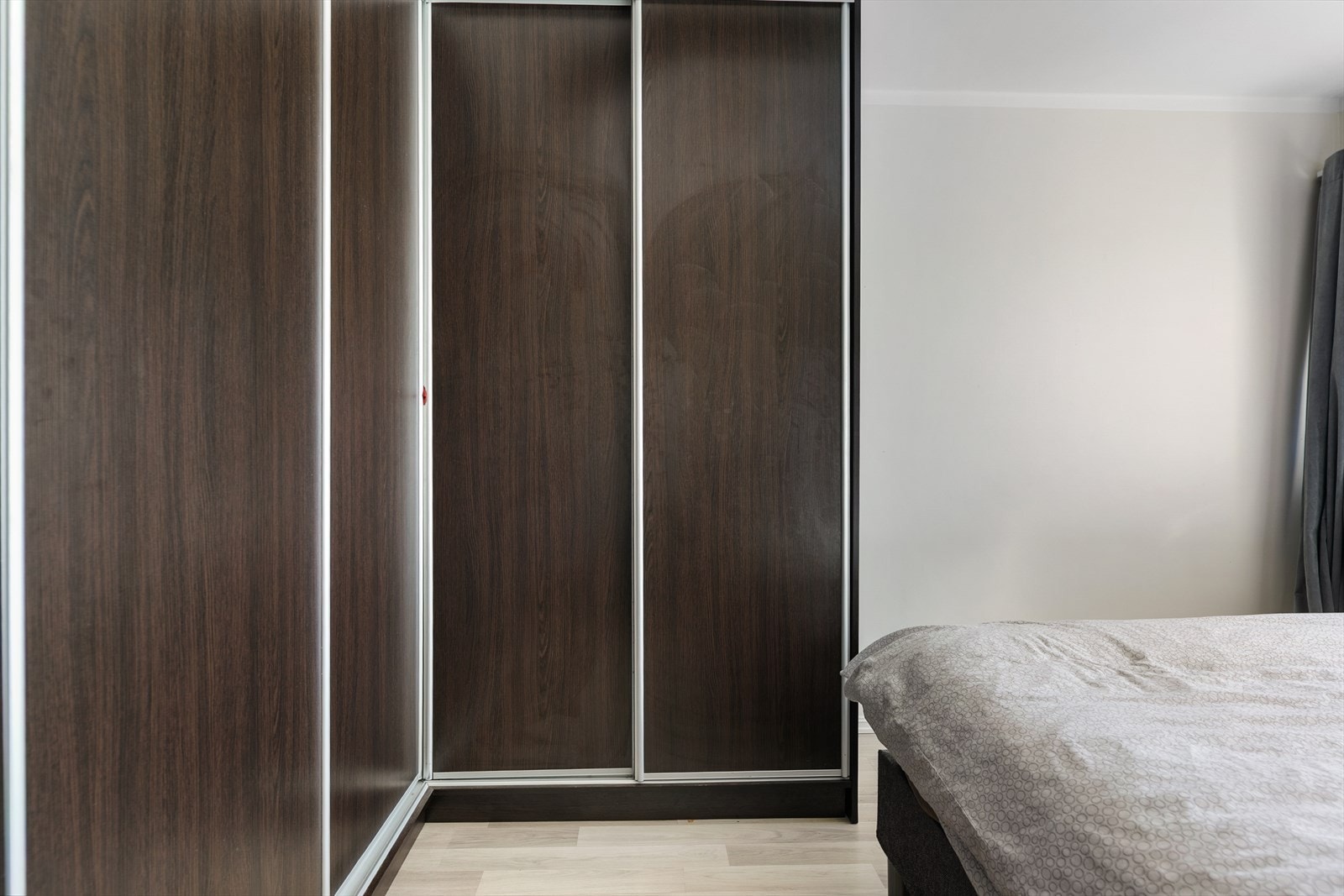 En stor skyvedørsgarderobe gir rikelig med oppbevaringsplass på hovedsoverommet. Galleribilde