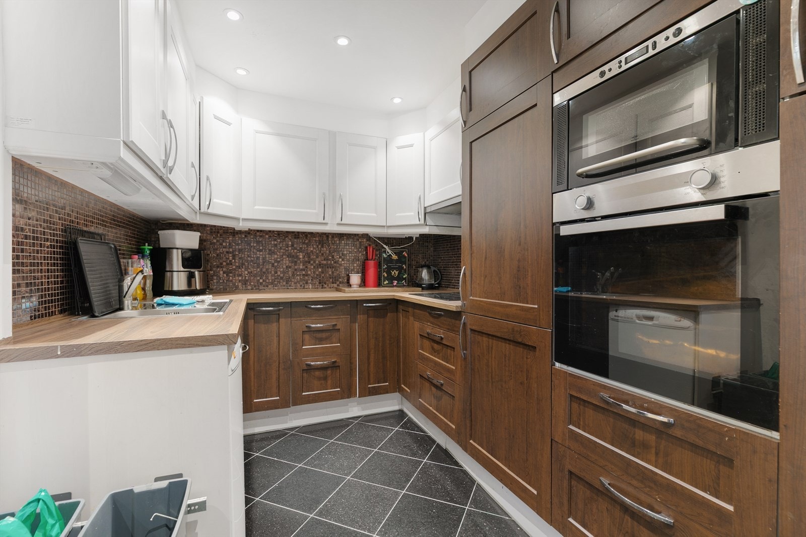 Kjøkkeninnredningen har profilerte fronter, laminat benkeplate og ventilator med kullfilter. Galleribilde