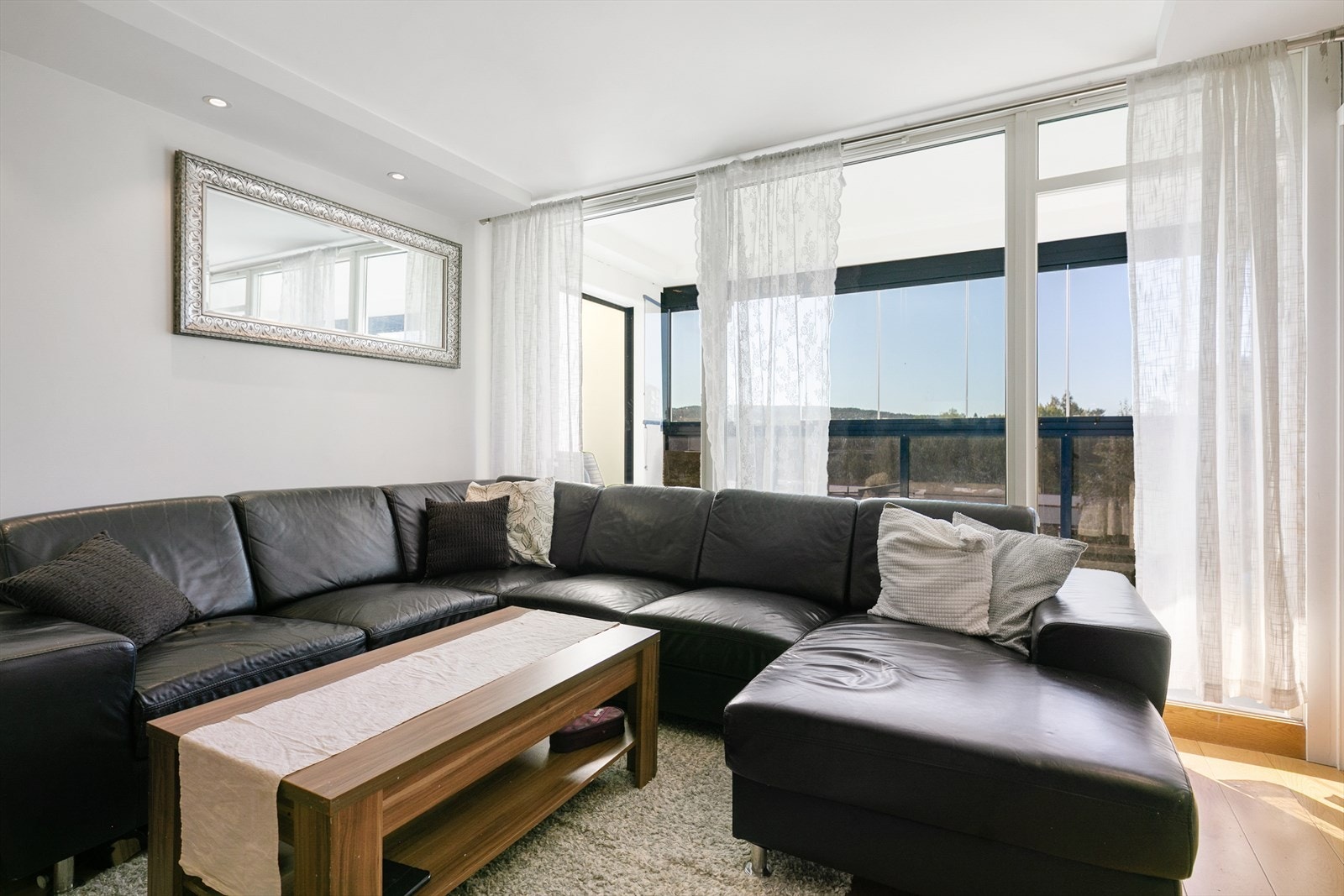 Takhøyden i stuen er målt til 2,40 meter, som bidrar til en luftig atmosfære. Med downlights i tak Galleribilde