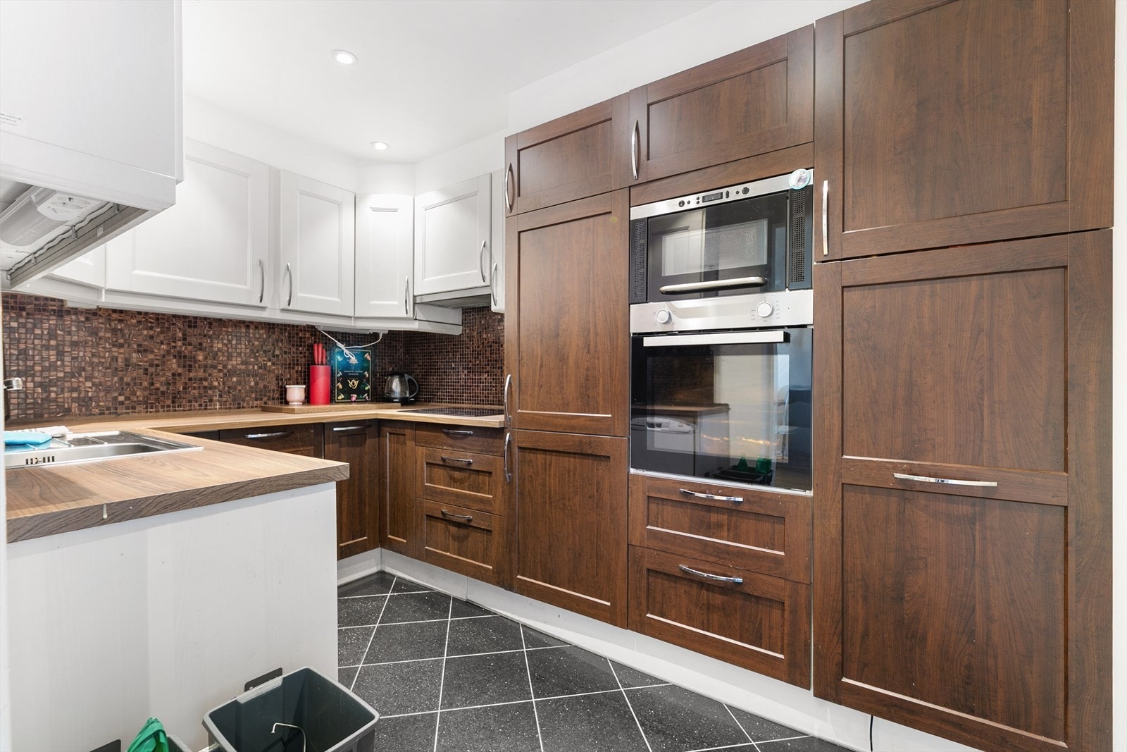 Kjøkkenet er smart innredet med integrert stekeovn, mikroovn og kjøl-/fryseskap. Galleribilde