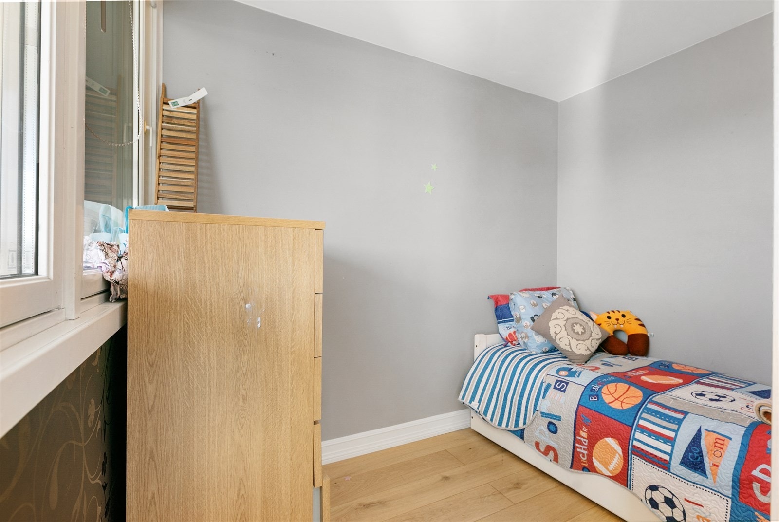 Også her er det enstavs parkett på gulvet og malte, nøytrale veggflater. Galleribilde