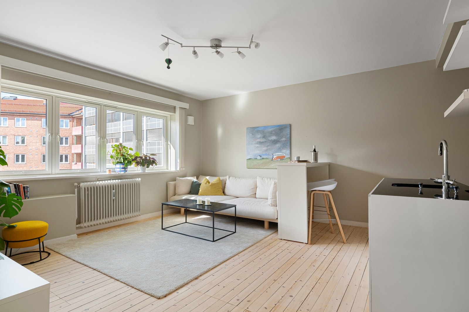 Leiligheten har en romslig og lys stue, enkel å møblere etter eget ønske. Galleribilde