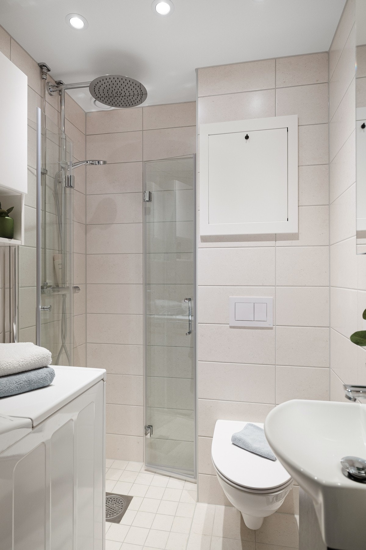 Lekkert flislagt bad med gulvvarme. Badet ble pusset opp i regi av borettslaget i 2025. Galleribilde
