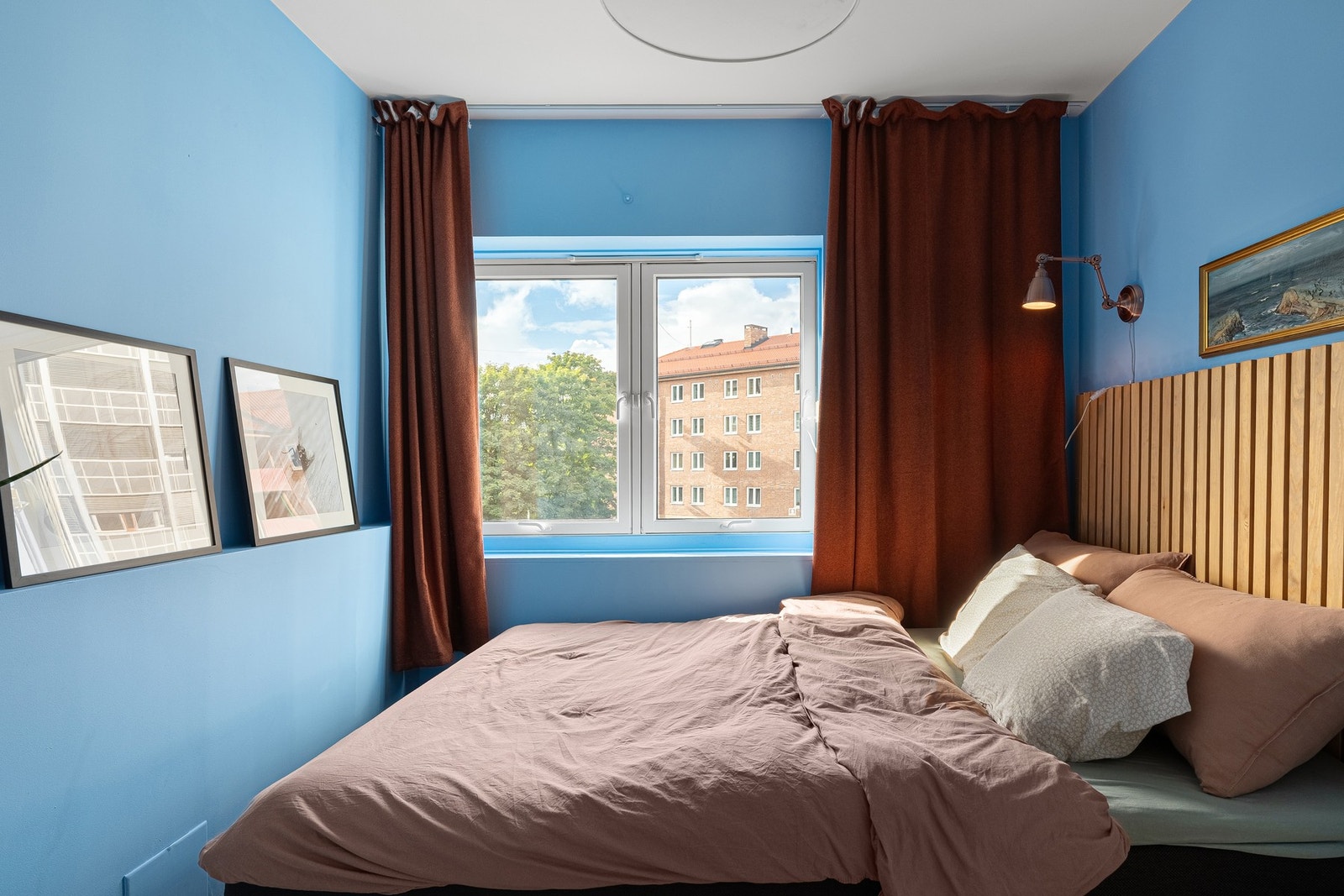 Romslig soverom med god plass til dobbeltseng. Galleribilde
