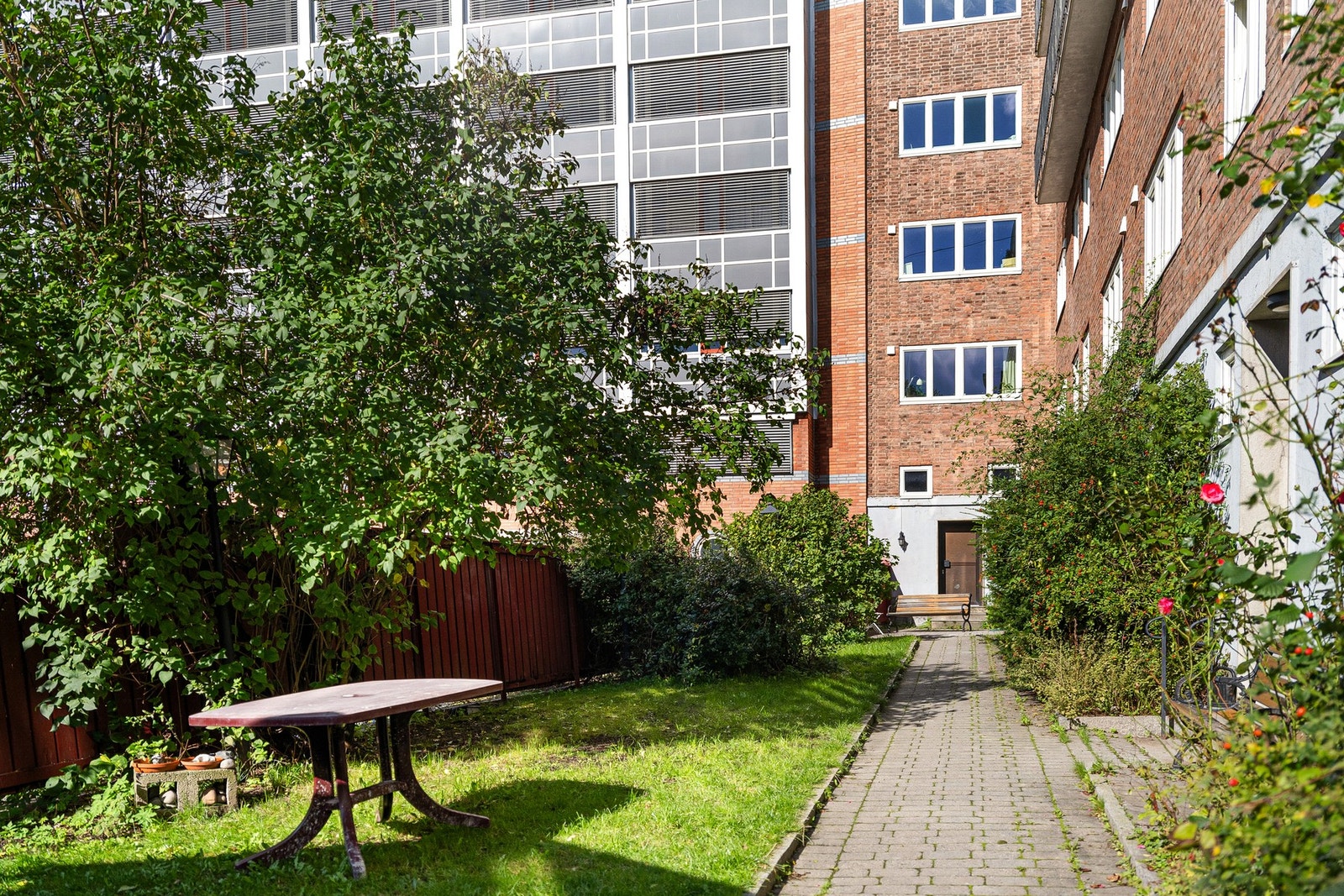 Fellesarealene har flere sittebenker, gressplen, beplantning, m.m. Galleribilde