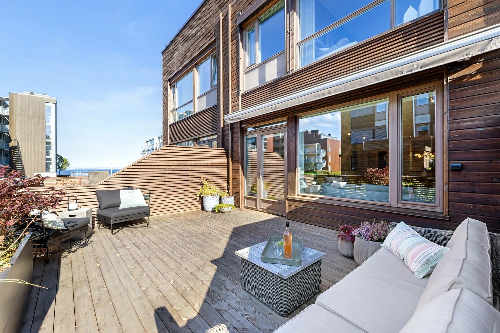 Fjordgløtt fra terrasse. Galleribilde