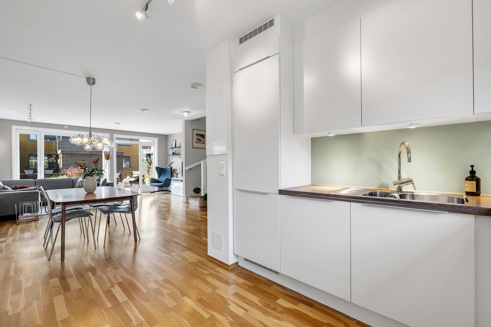 Boligen har en gjennomgående planløsning der kjøkken, spisestue og stuen bindes naturlig sammen som skaper en innbydende helhet. Galleribilde