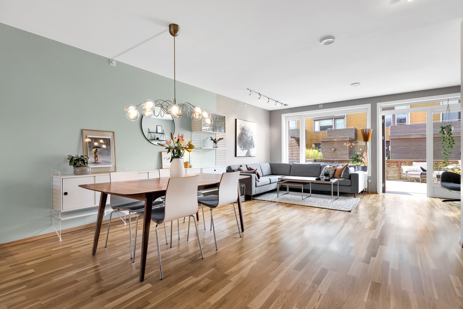 Boligen varmes opp via fjernvarme og balansert ventilasjon som gir et sunt inneklima året rundt. Galleribilde