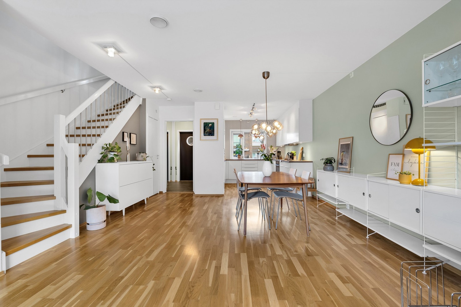 Spisebordet finner sin naturlige plass i overgangen mellom stuen og kjøkkenet. Galleribilde