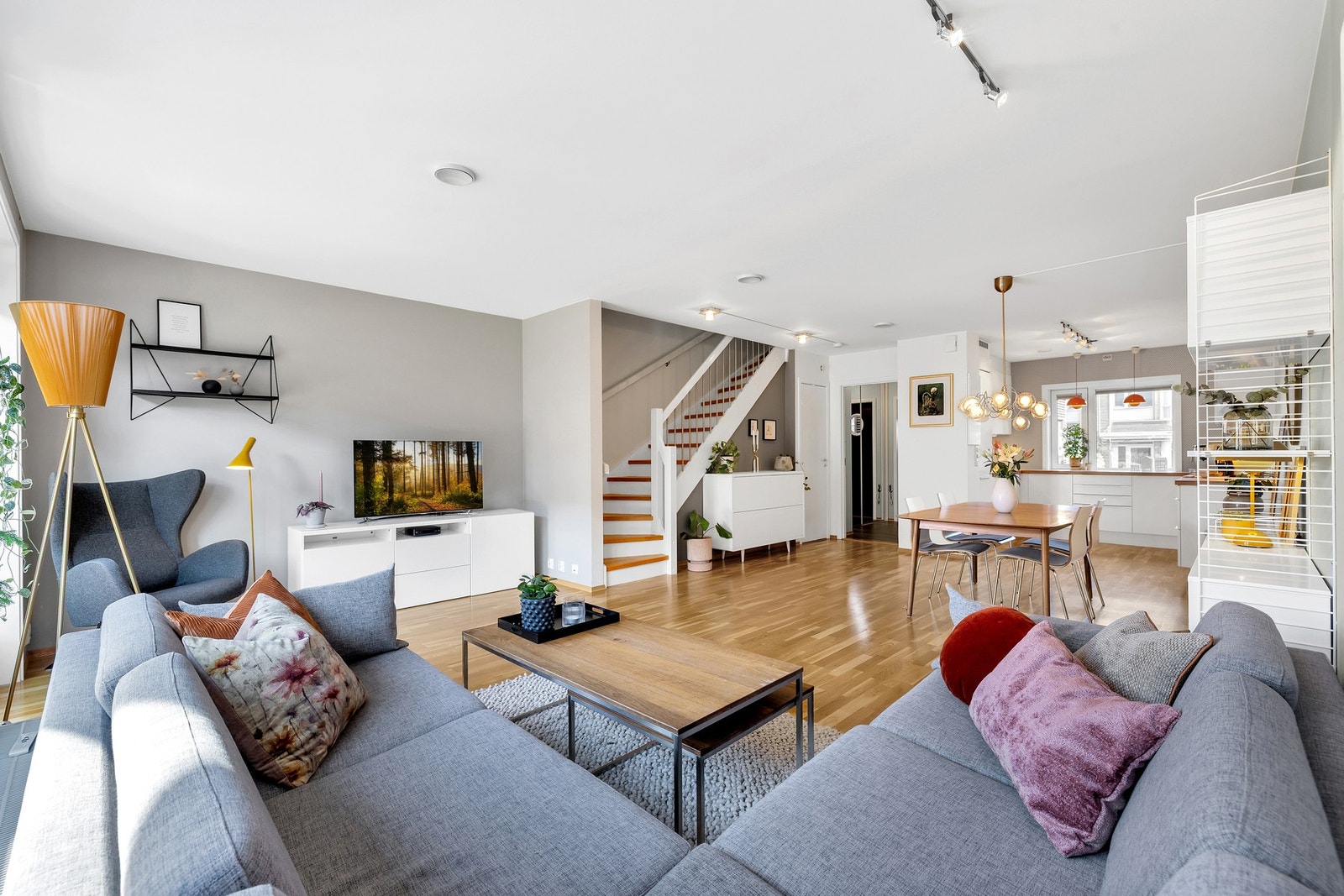 Stuen er i lyse fargetoner på hele 37 kvm, her har du ypperlige møbleringsmuligheter. Galleribilde