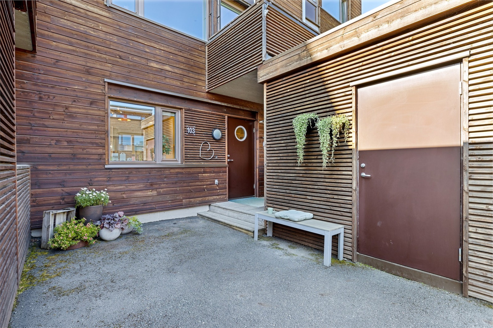 Like ved inngangspartiet har du en ekstern sportsbod på underkant ca. 6 kvm. Galleribilde