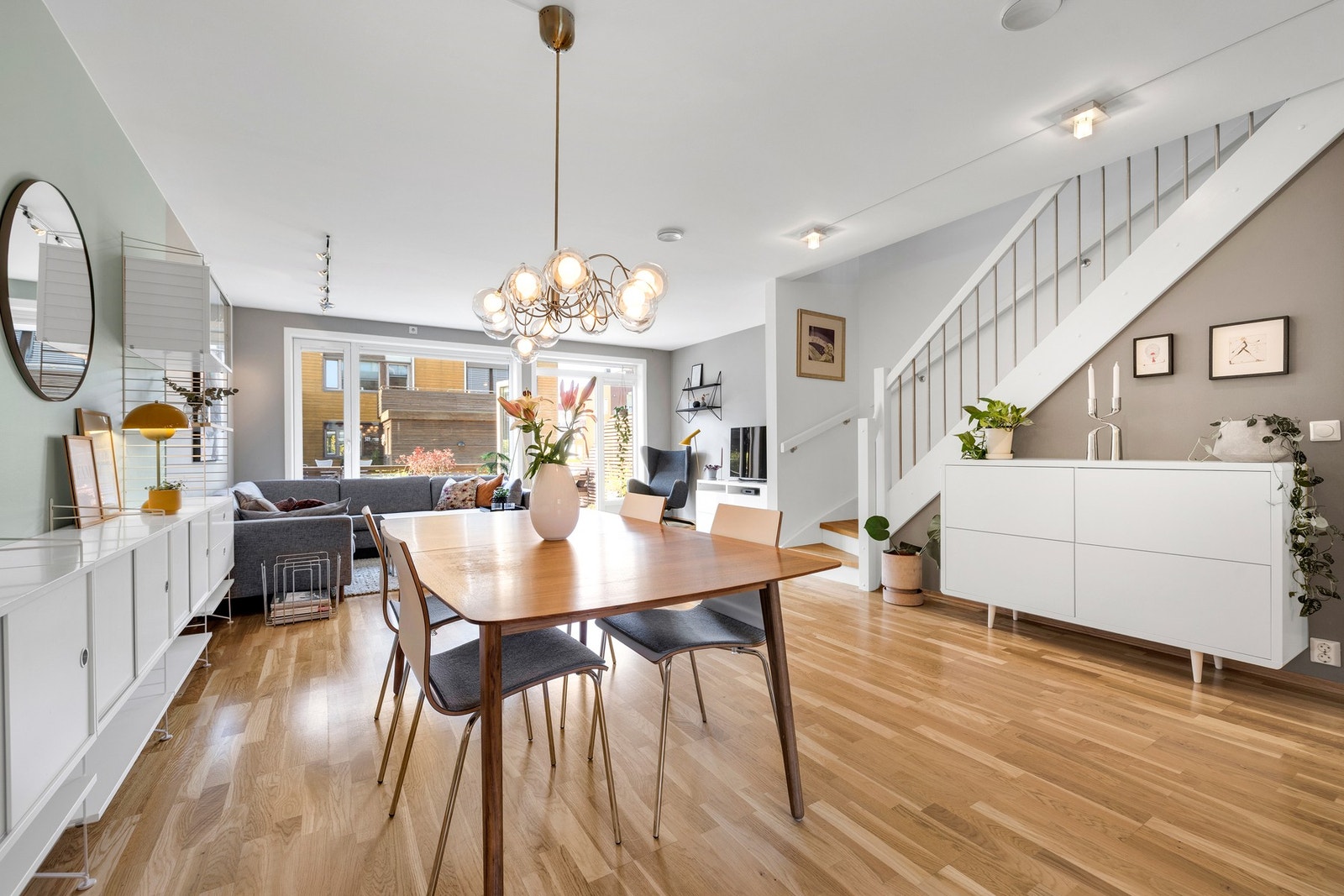 Boligen også en gjennomgående moderne standard, der store vindusflater som gir et godt lysinslipp er en gjenganger. Galleribilde