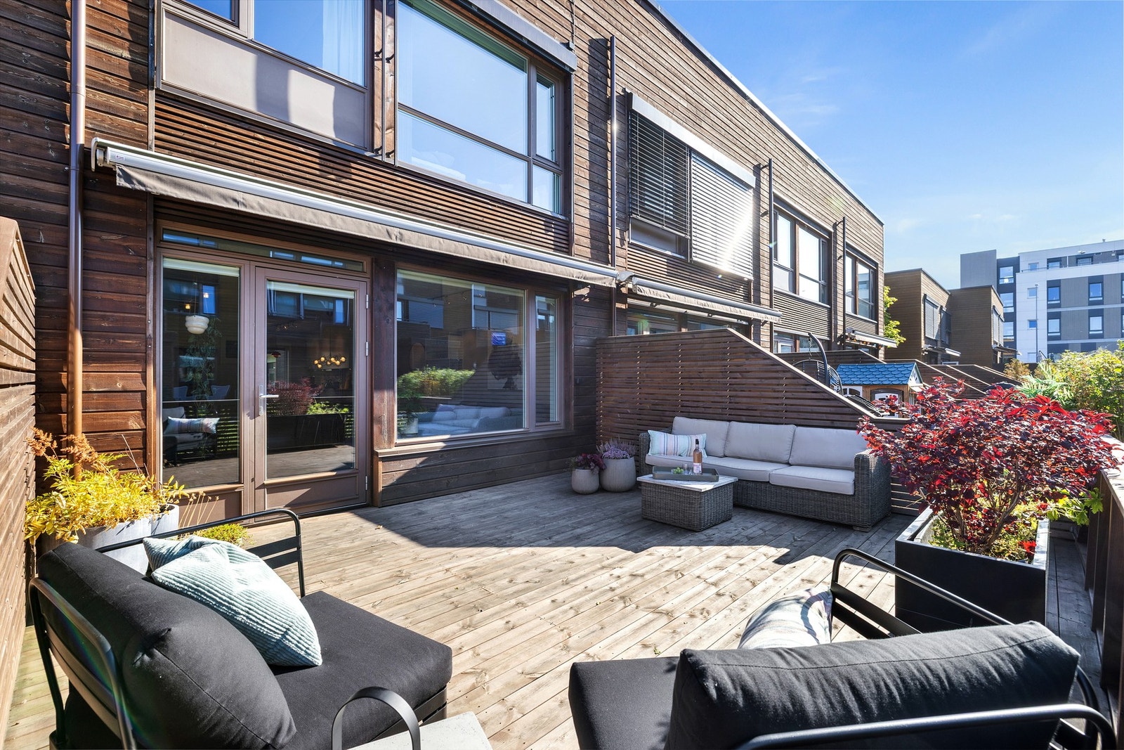 På sommerstid nyter du glimrende solforhold fra tidlig morgen til sen sommerkveld på boligens uteplasser. Galleribilde