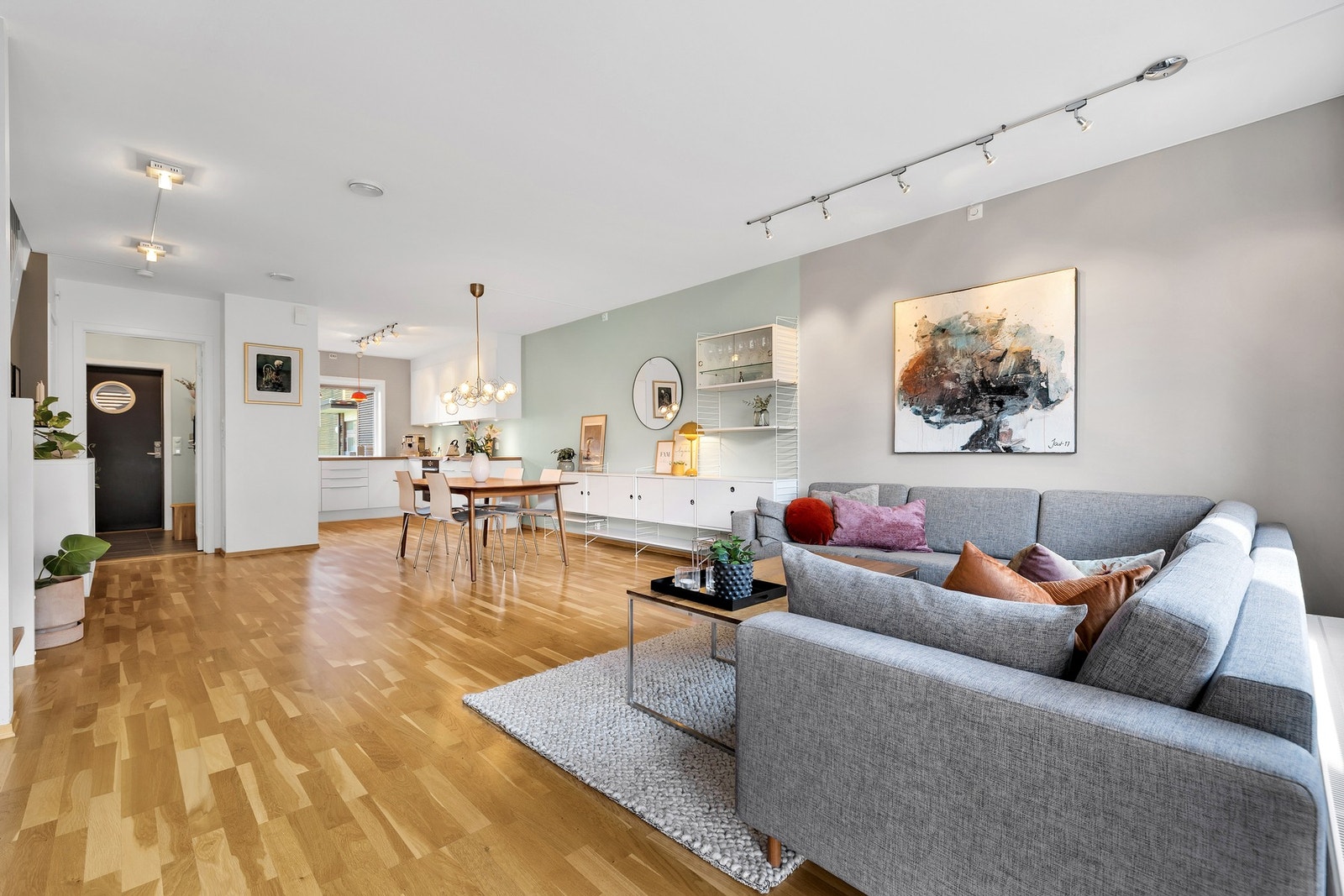 Her kombineres naturlig lys fra de store vinduene med en stilren spottskinne som skaper en lys og moderne atmosfære. Galleribilde