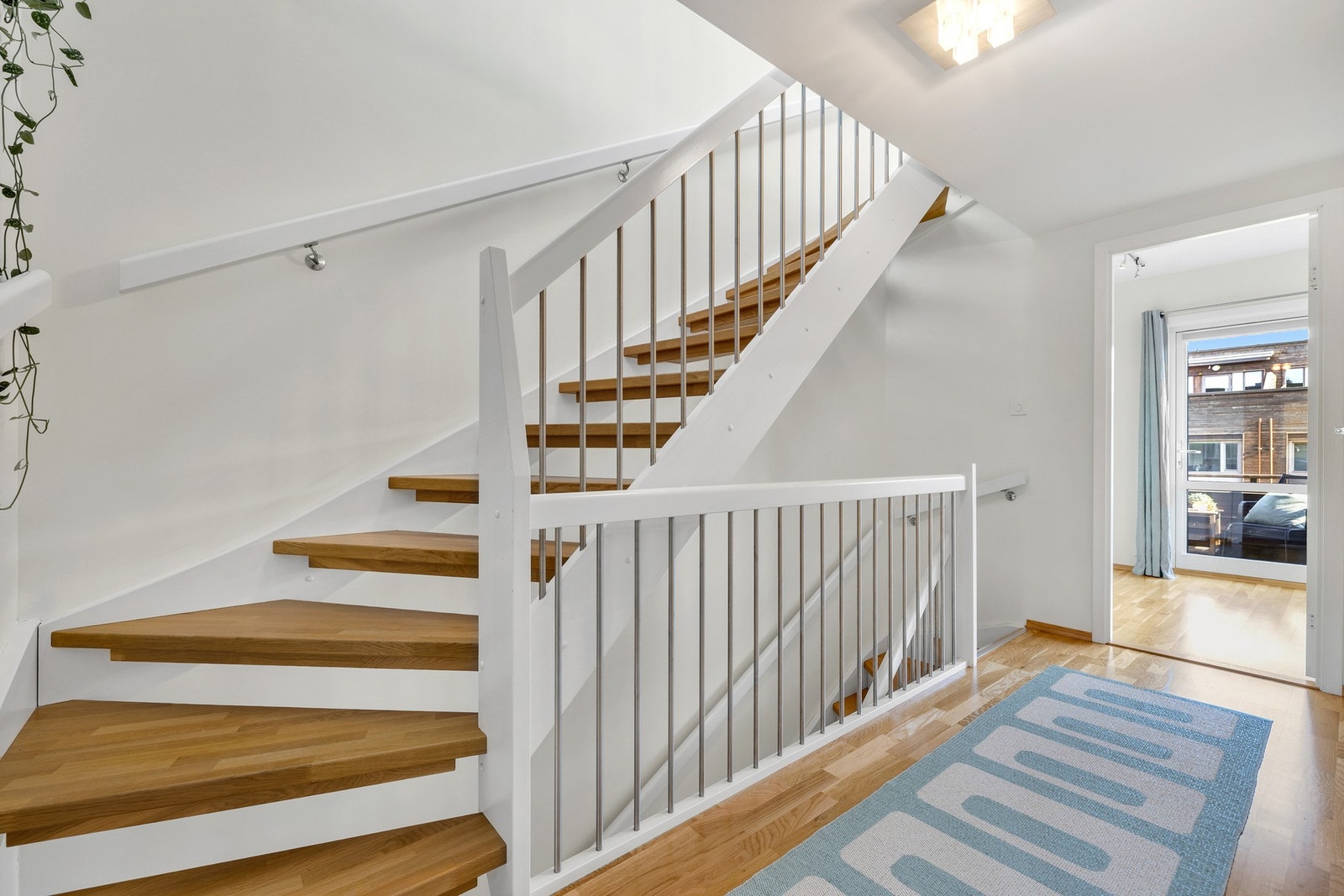 I 2. etasje finner du tre soverom og hovedbadet som er på ca. 7,5 kvm. Galleribilde