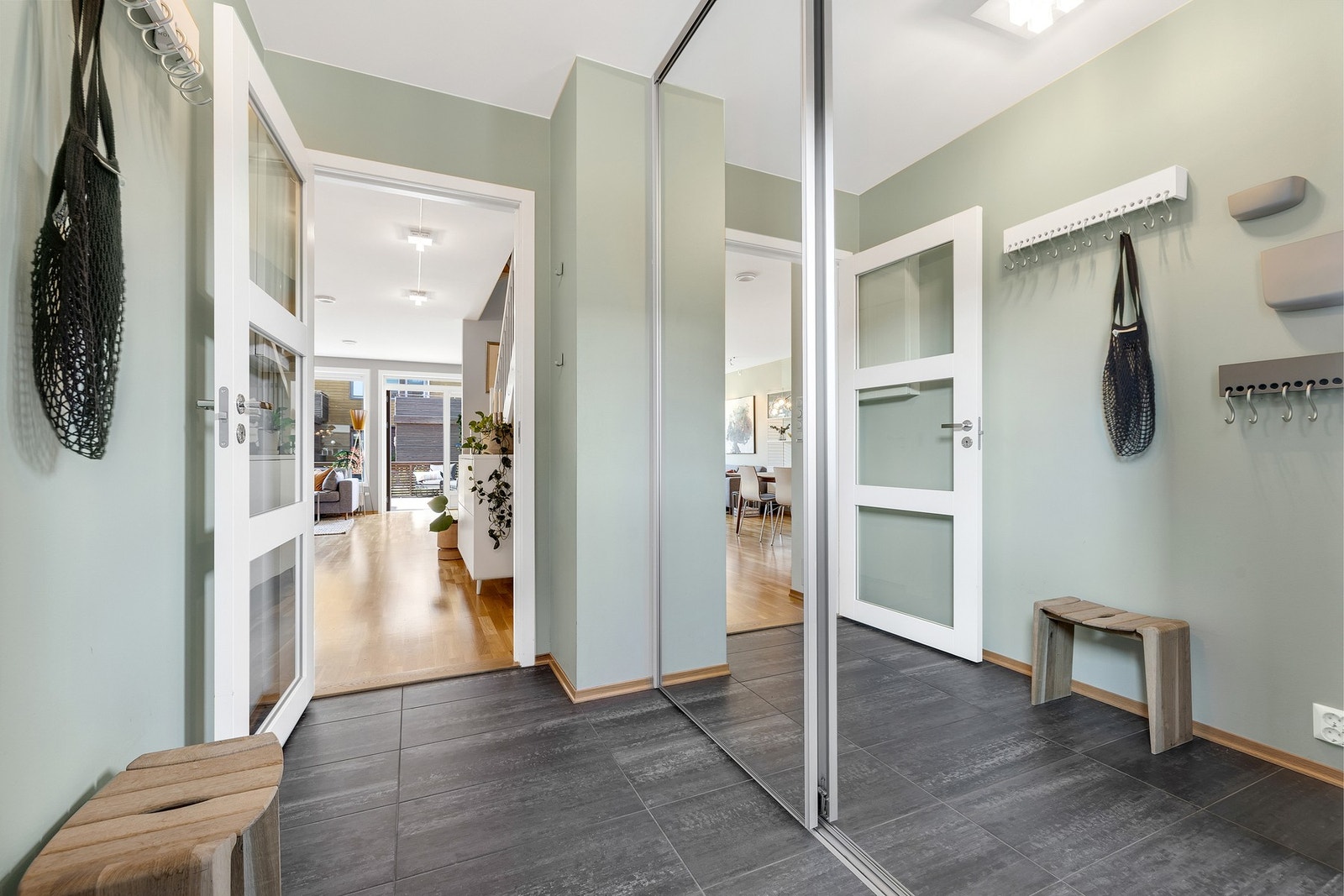 Velkommen inn til romslig en entré med dobbelt skyvedørsgarderobe. Galleribilde