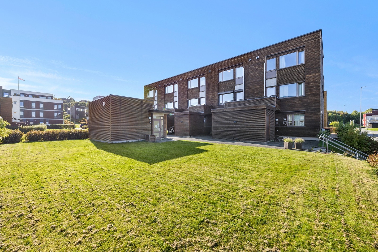 Boligen liggeri et familievennelig nabolag med kort vei til dagligvare, barnehage, skoler og servicefaseliteter. Galleribilde