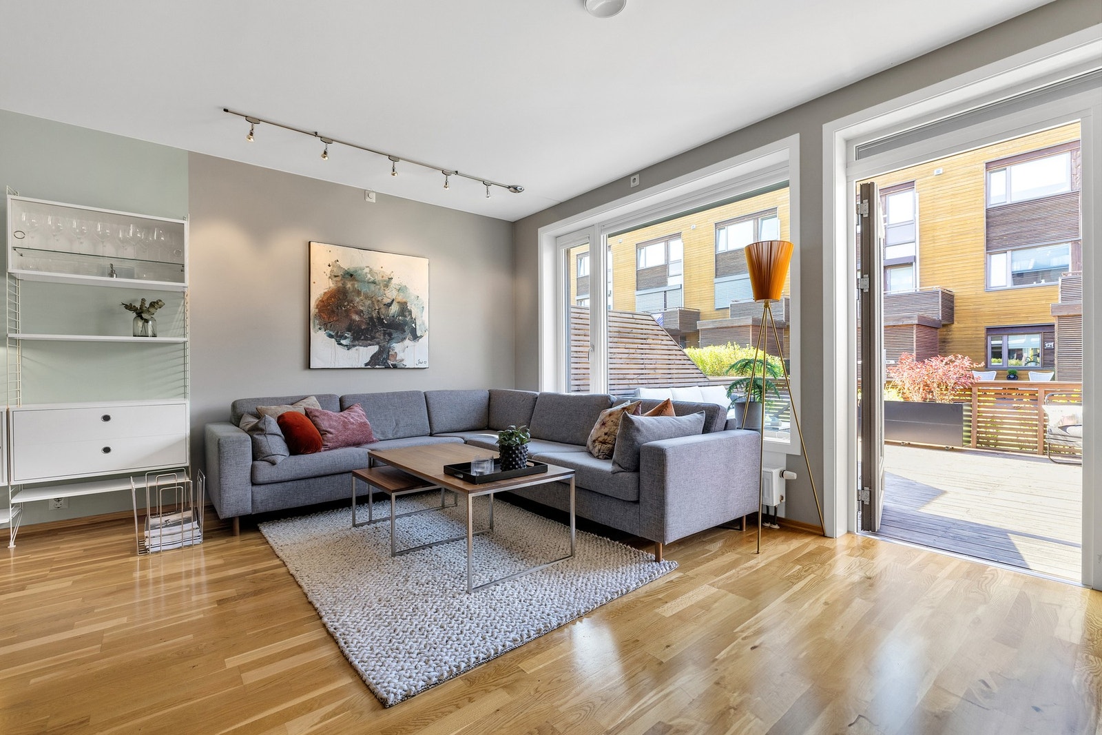 Fra stuen har du direkte adgang til boligens første terrasse. Galleribilde