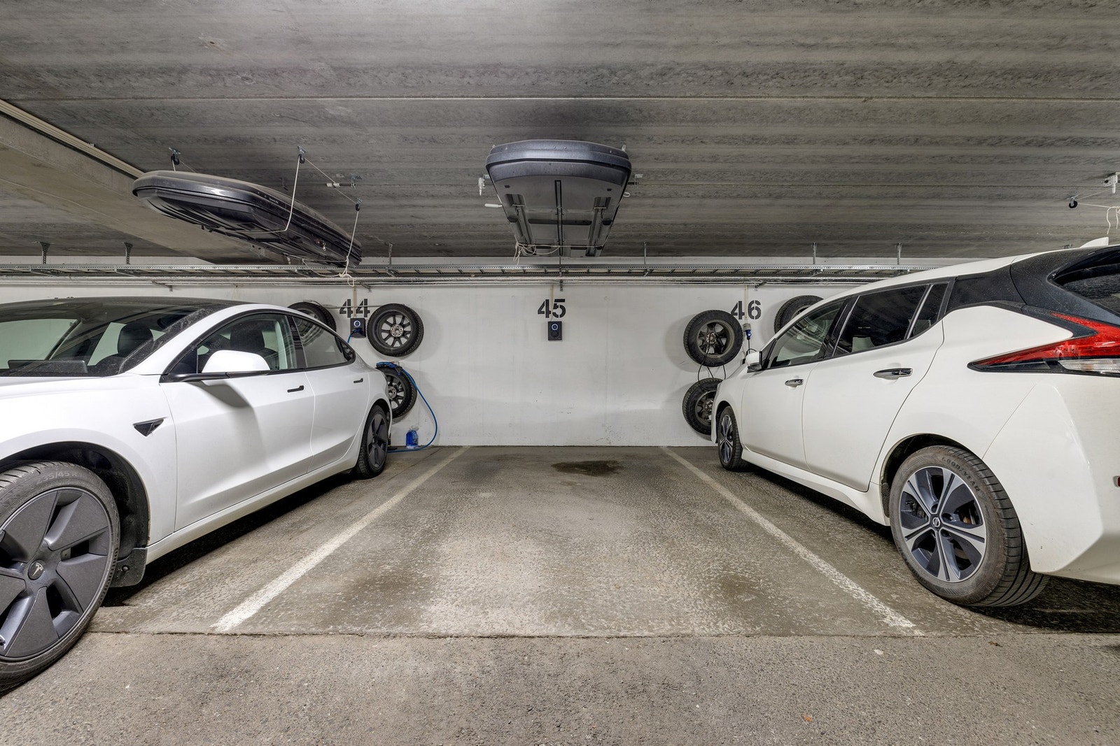 Boligen disponerer en parkeringsplass i oppvarmet garasjekjeller. Galleribilde