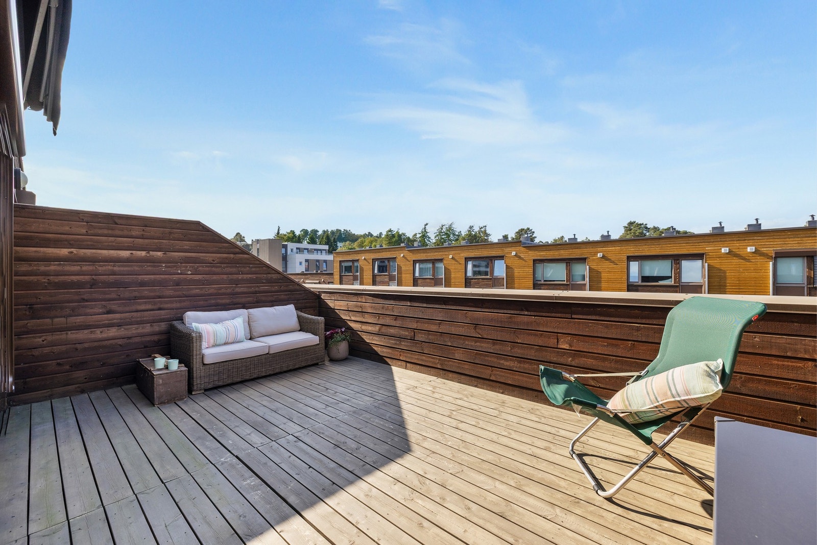 Prikken over i`en må sies å være takterrassen på hele 17 kvm! Her sitter du på orkesterplass når fargespillet utfolder seg ved himmelens solnedgang! Galleribilde