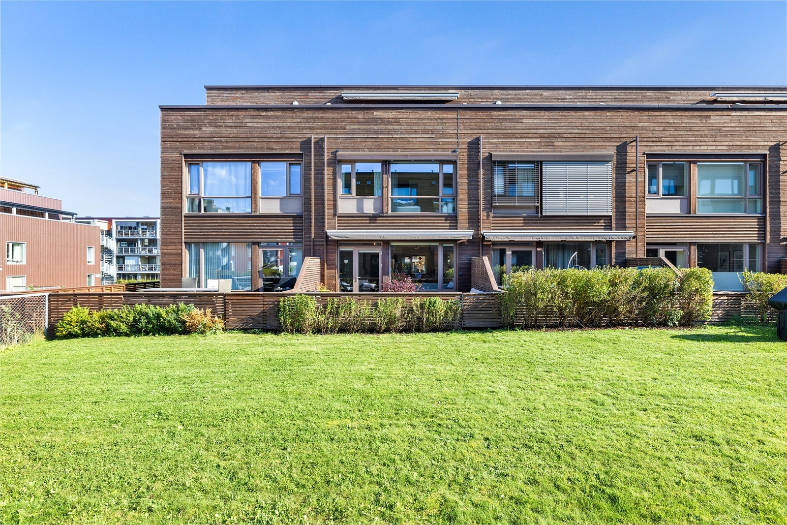 EiendomsMegler 1 v/Frank Robert Bae har gleden av å presentere et moderne og innholdsrikt rekkehus i rolige og familievennlige omgivelser på Grilstad Park. Galleribilde