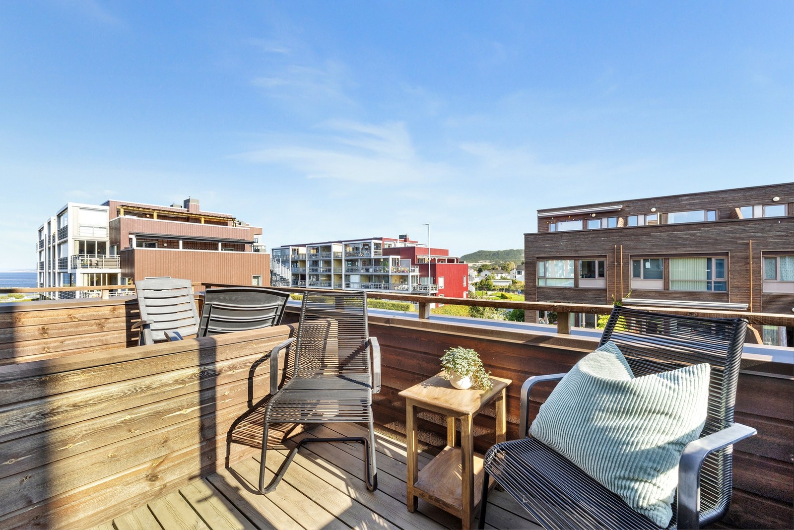 Svært flott "frokostbalkong" hvor du kan nyte morgen- og formiddagssolen. Galleribilde