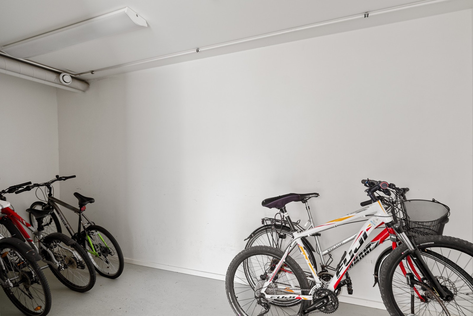 Innendørs sykkelparkering. Galleribilde
