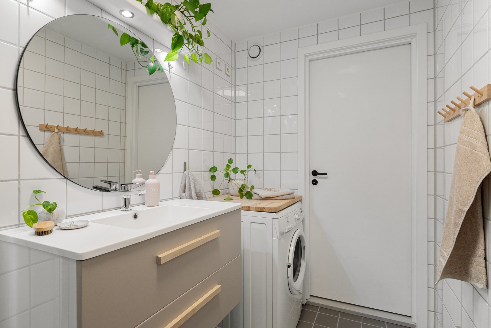 Inneholder: Heldekkende servant med skuffer, speil m/ belysning, dusjhjørne med kabinett, vegghengt klosett, og opplegg for vaskemaskin/tørketrommel. Galleribilde