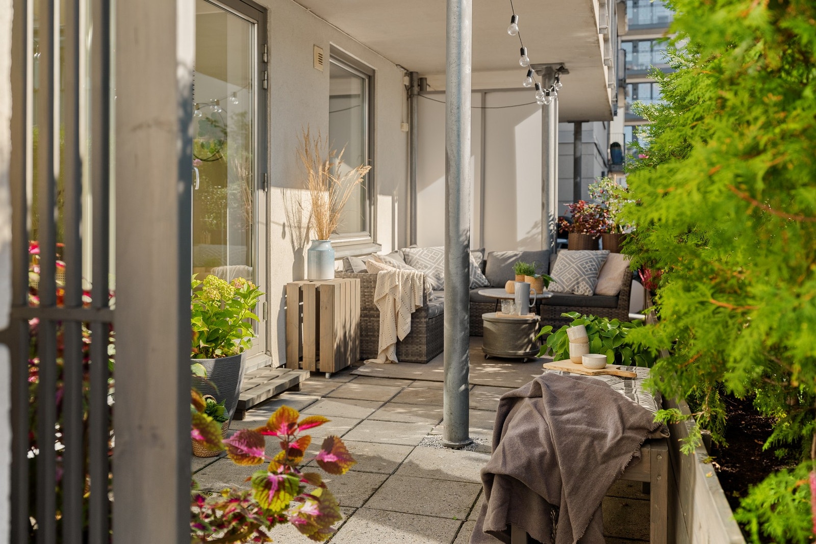 Leiligheten vender i sin helhet mot privat uteplass. Galleribilde