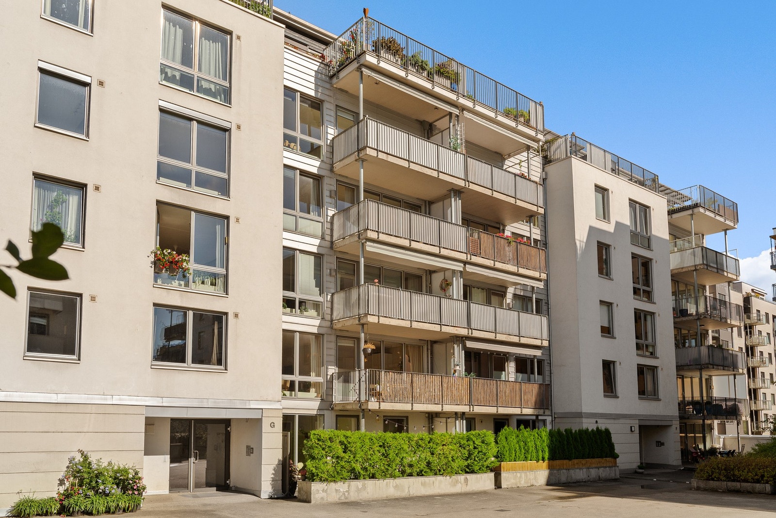 Skjermet og tilbaketrukket beliggende i indre gård, vendt mot bilfrie fellesarealer/gårdsplass. Galleribilde