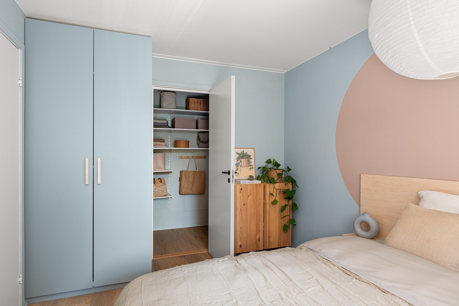 Stort garderobeskap, i tillegg til walk-in closet. Galleribilde