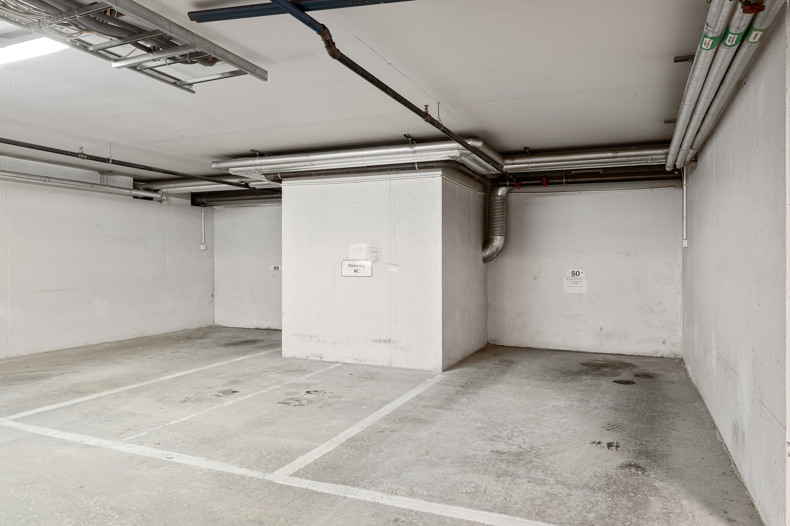 Leiligheten disponerer egen garasjeplass. Mulig å installere lader for el-bil. Galleribilde
