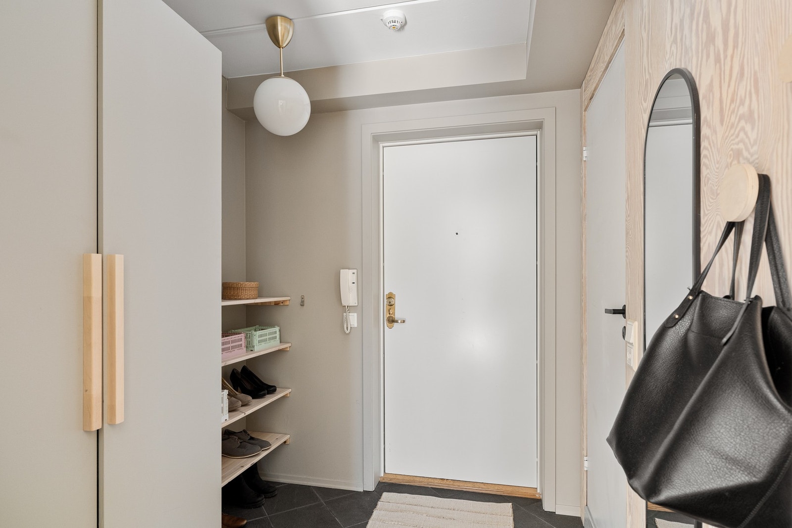 Entré med rikelig skap- og hylleplass. Galleribilde