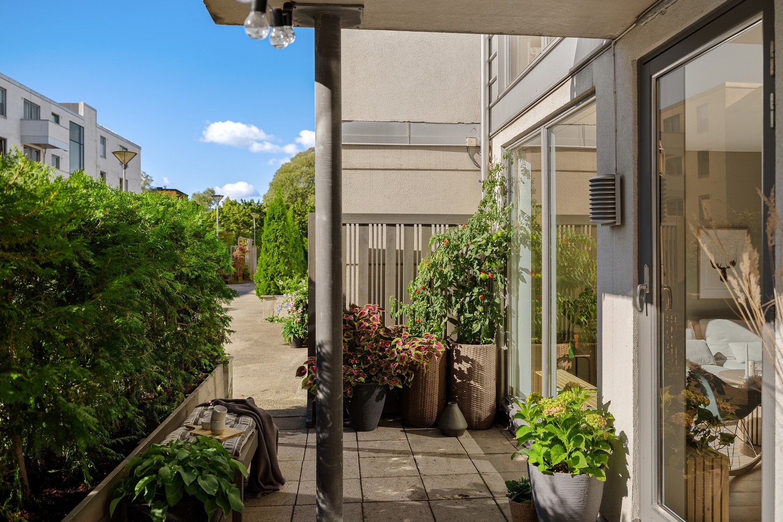 God plass til sittegruppe, spisebord, grill og plantekasser. Galleribilde