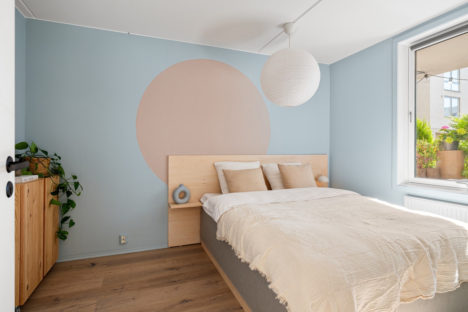 Romslig soverom med god plass til dobbeltseng. Galleribilde