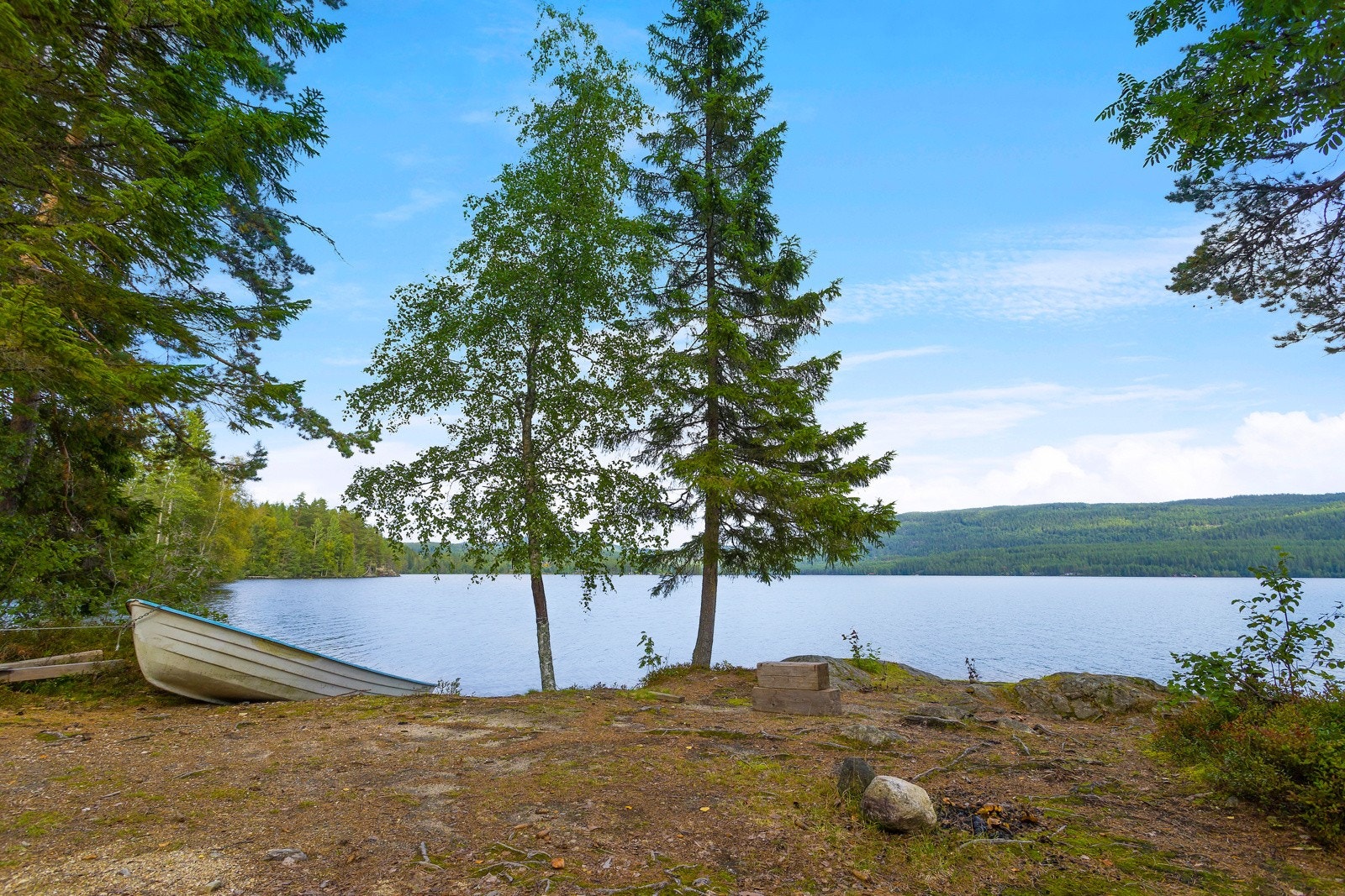 Idylliske Samsjøen byr på en rekke muligheter innenfor friluftsliv, friluftsaktiviteter, fiske, vinteraktiviteter osv. Galleribilde