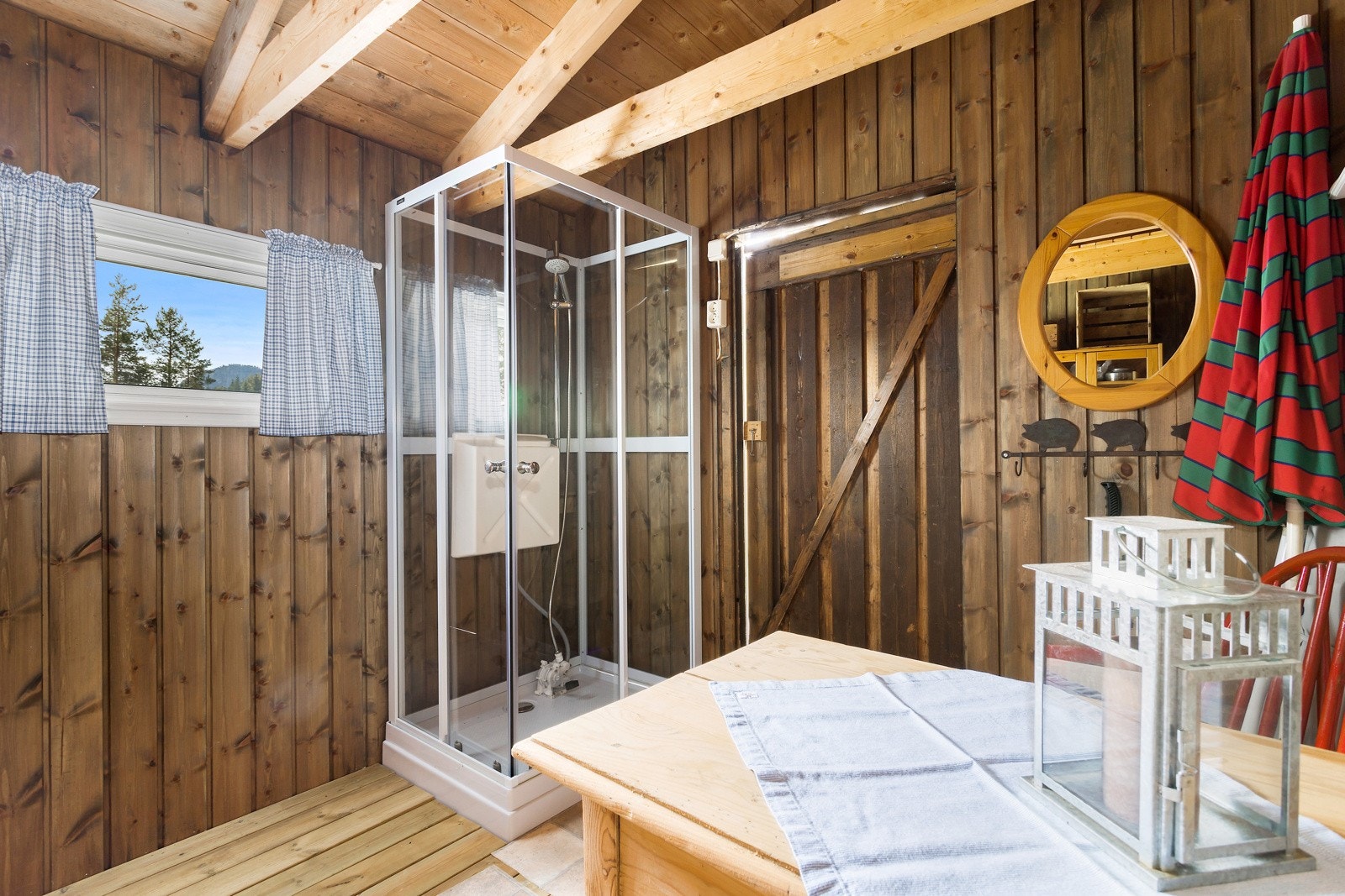 I boden er satt inn dusjkabinett. Galleribilde