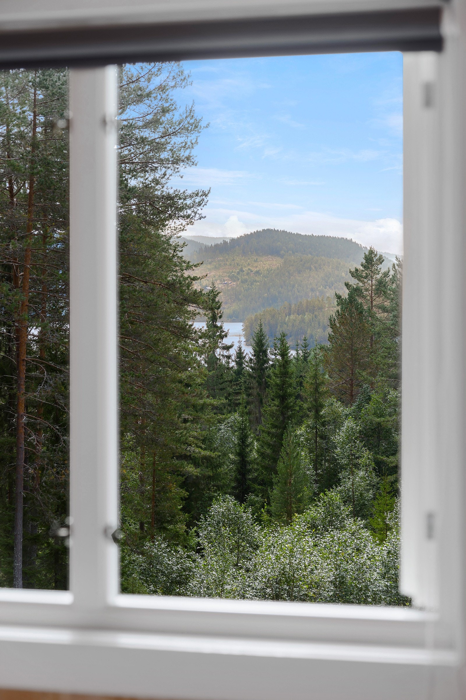 Fra hytta kan du nyte utsikten ned mot idylliske Samsjøen Galleribilde