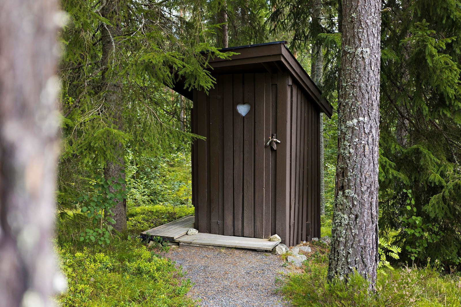 Utedo oppført på stablet stein og imp. pilarer ført i grunn. Galleribilde