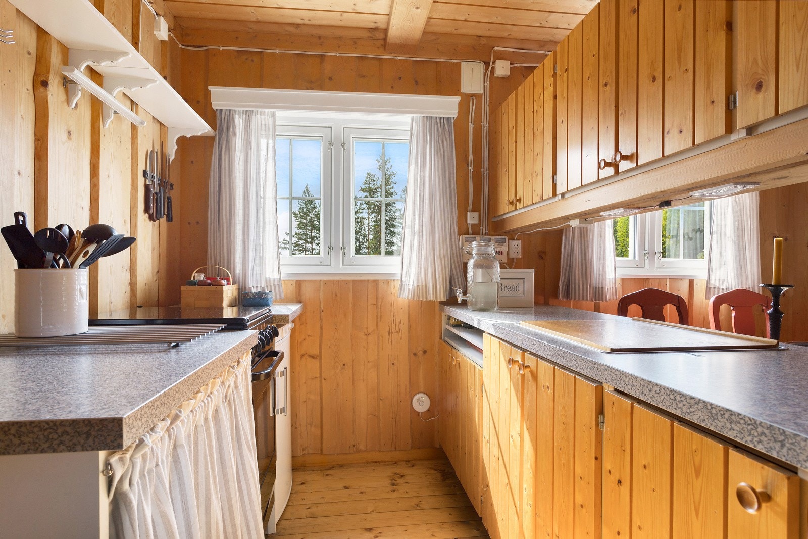 Kjøkkeninnredning med behandlet trefronter og laminat benkeplater. Galleribilde