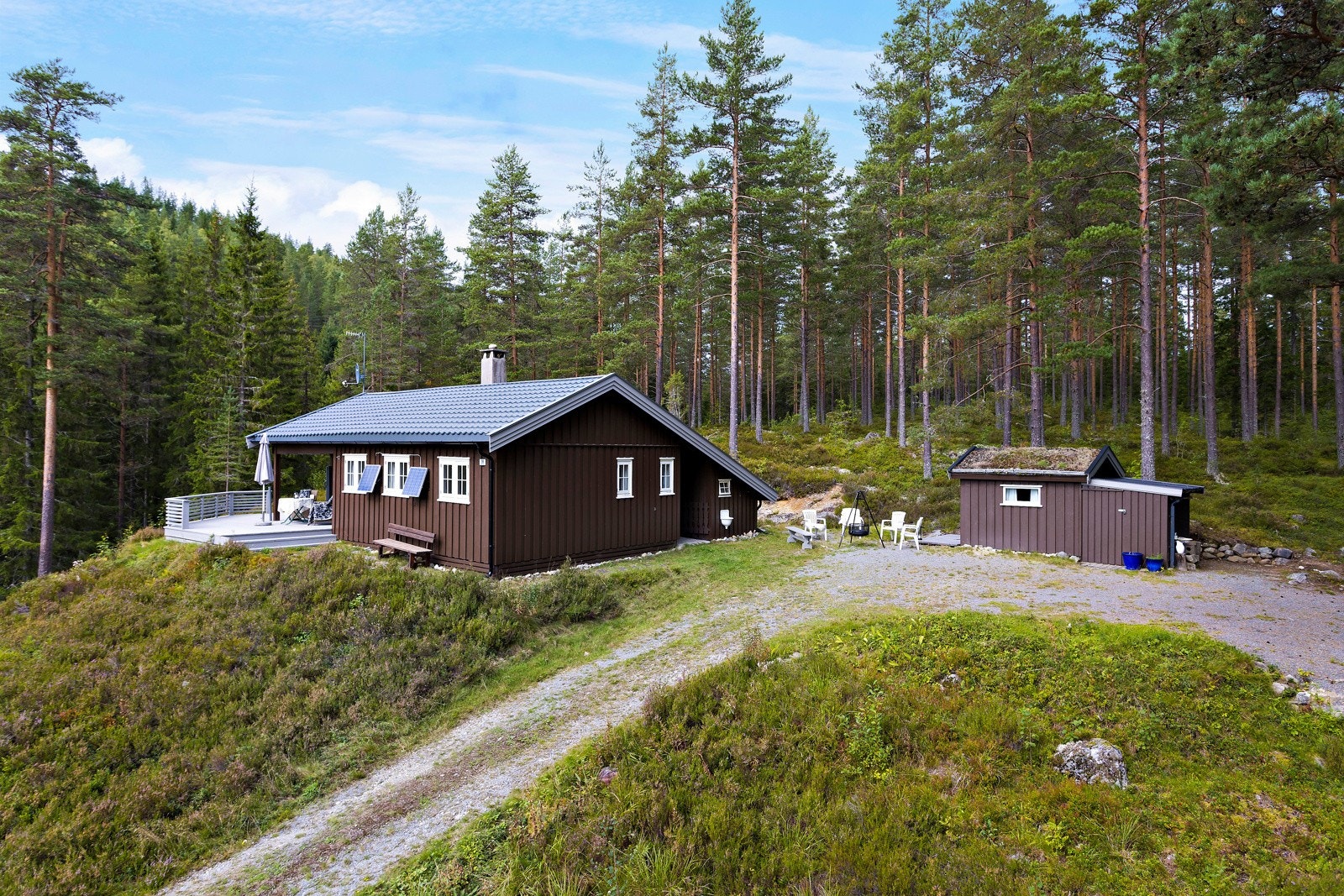 Eiendommen ligger på idylliske Samsjøen i Ringerike. Galleribilde