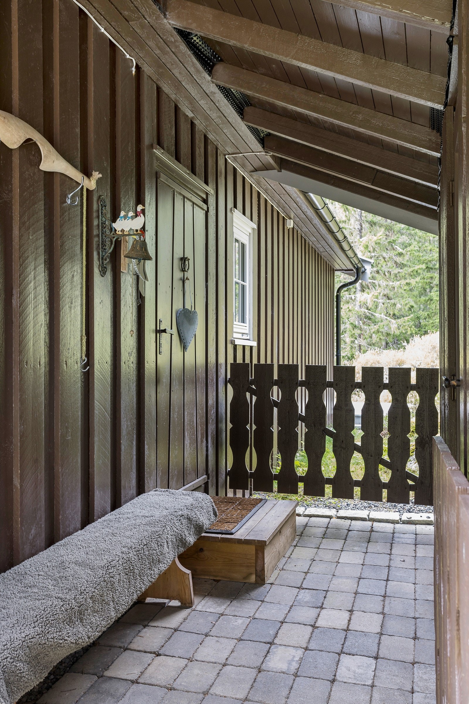 Inngangsparti under tak, m/porter på hver side og inngang til bod Galleribilde