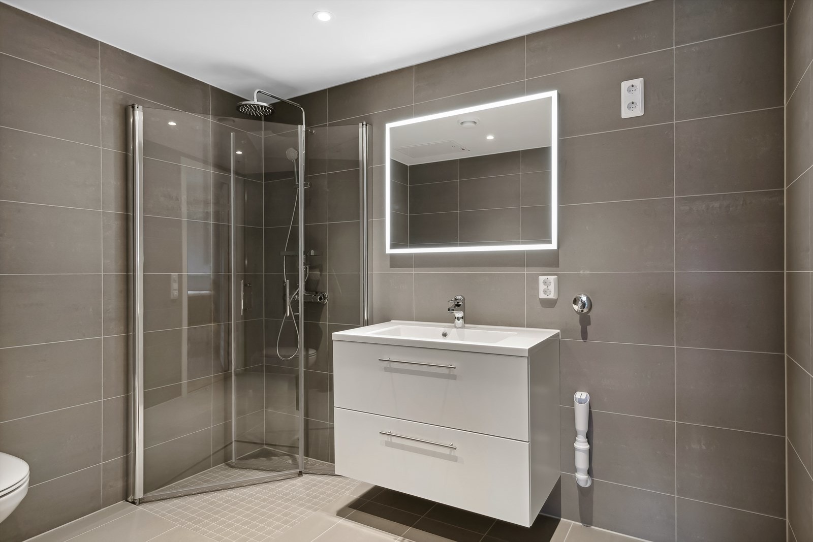 1 av 2 bad, dette har opplegg for vaskemaskin. Galleribilde