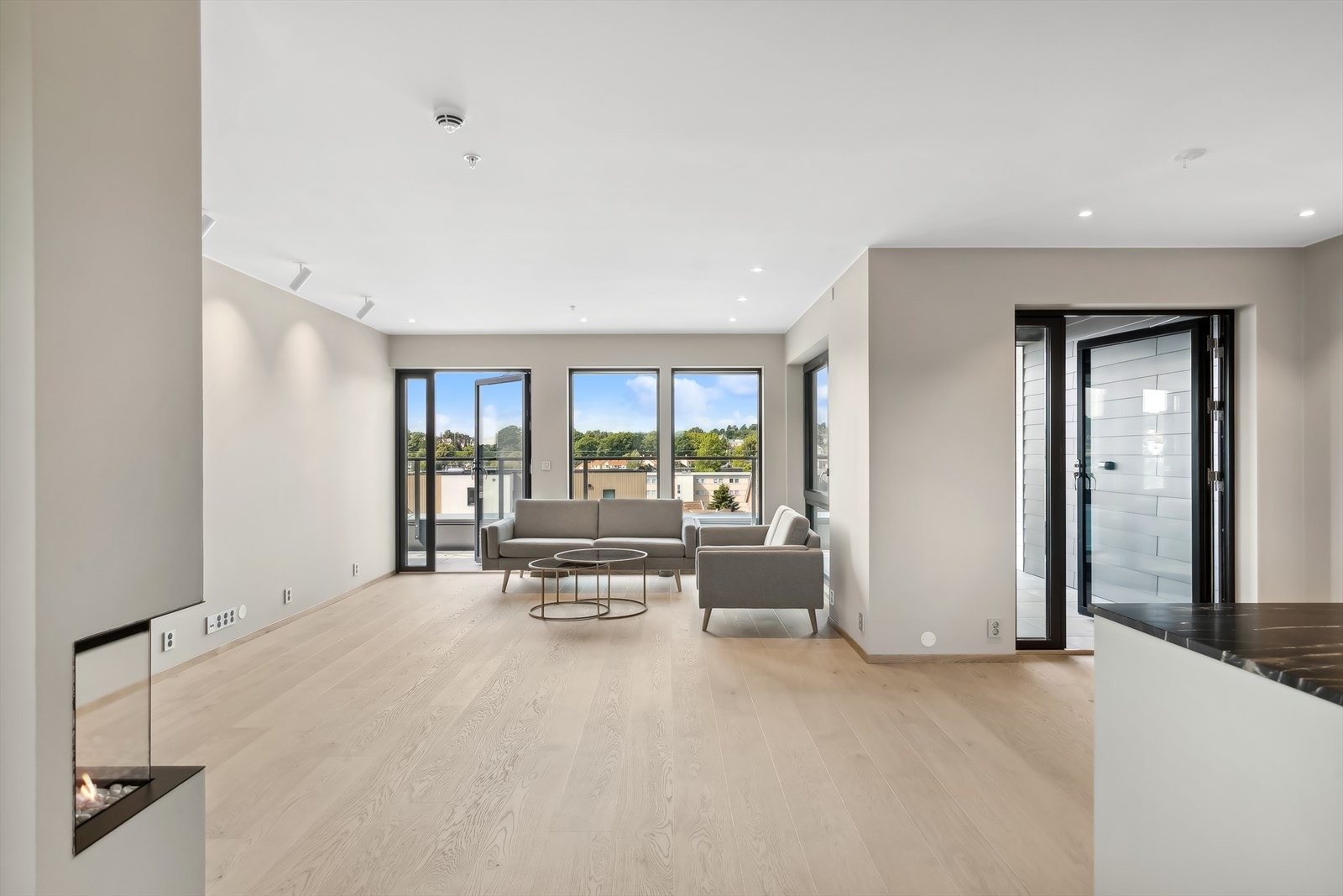 Gjennomgående stue, med utsyn fra vinduer mot øst og vest. Galleribilde