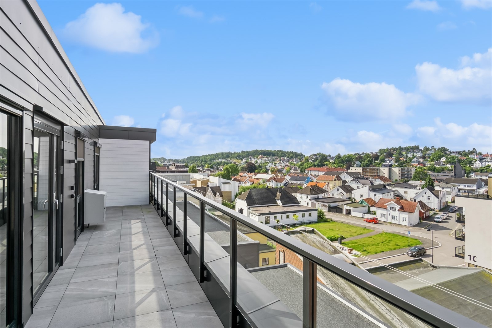 Oppgradert med fliser, terrassen vender direkte vest som gir sol til den går ned. Galleribilde