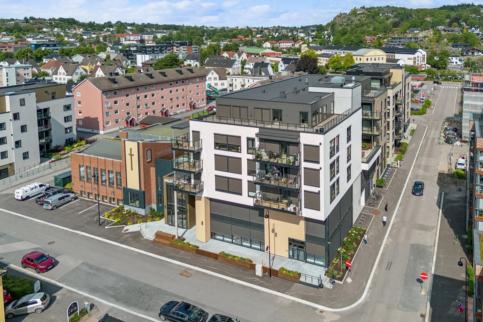 Veldesignet og stilig bygg, café i 1. etasje. Galleribilde